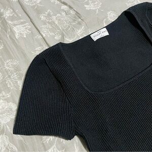 Aritzia Babaton Sculpt Knit square neck cropped tee